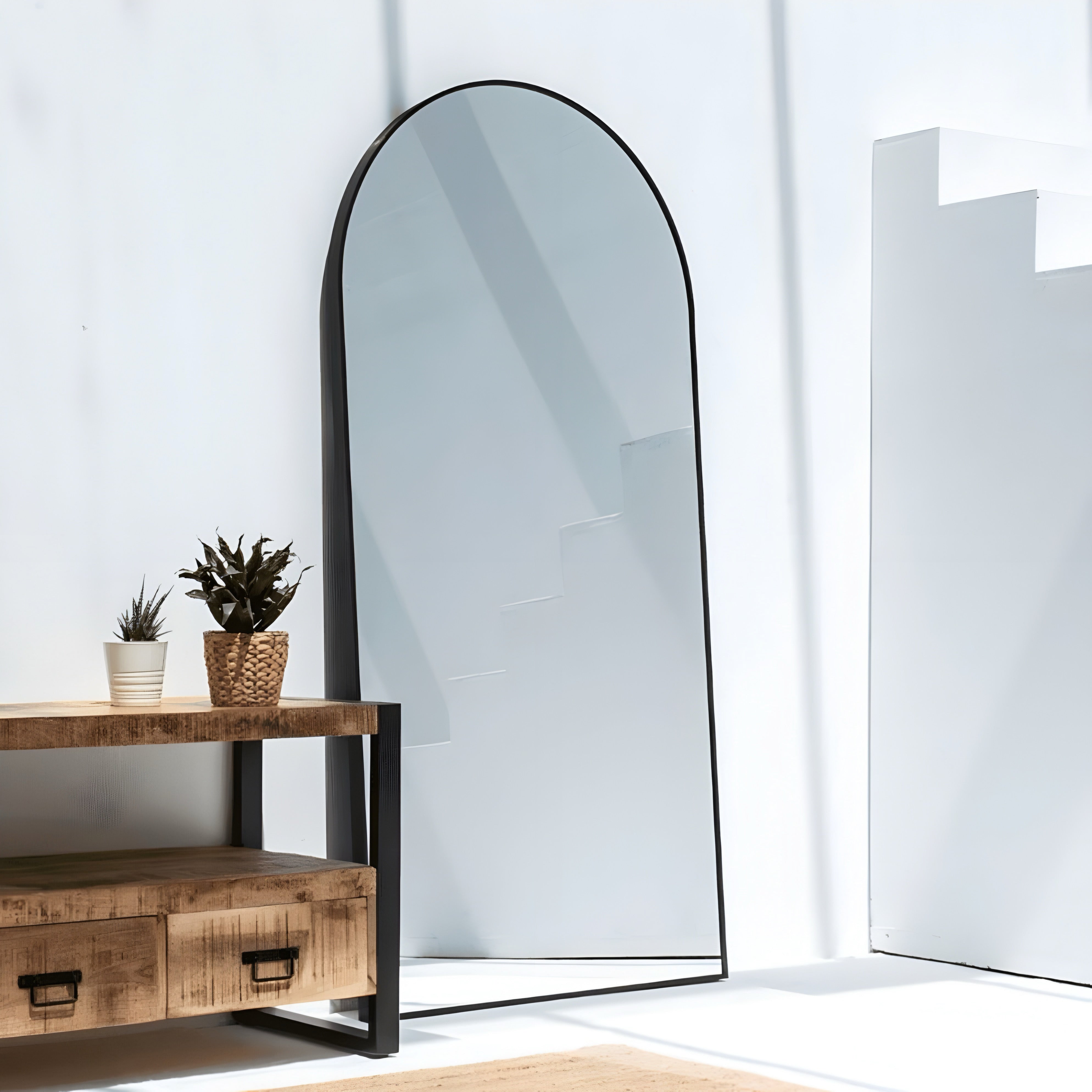 Specchio ad arco con cornice in alluminio